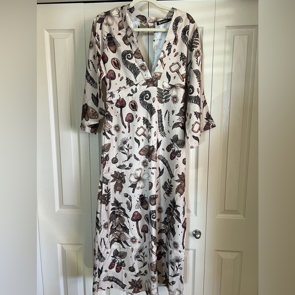 Beautiful, brand new Forest print dress. Size S.